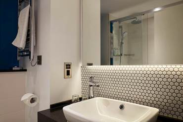 Family Rooms in Leicester holiday-inn-leicester-wigston-family-bathroom-sink.jpg