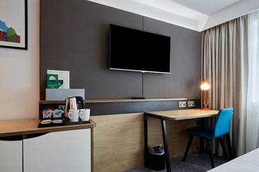 Family Rooms in Leicester holiday-inn-leicester-wigston-family-room-desk.jpg