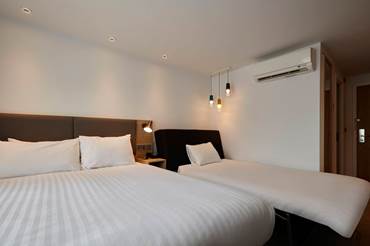 Family Rooms in Leicester holiday-inn-leicester-wigston-family-room-with-cot.jpg