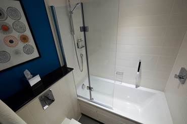 Standard Rooms in Leicester holiday-inn-leicester-wigston-king-bathroom-tub.jpg