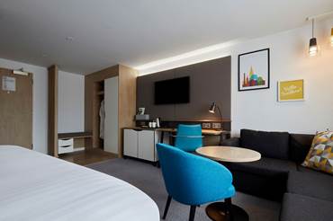 Executive Rooms in Leicester holiday-inn-leicester-wigston-premium-room-desk-and-wardrobe.jpg