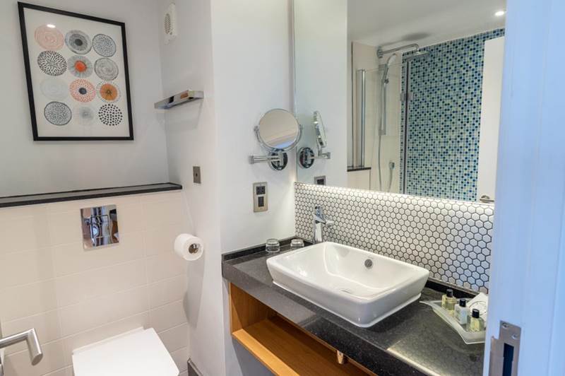 holiday-inn-leicester-wigston-bathroom.jpg (1)