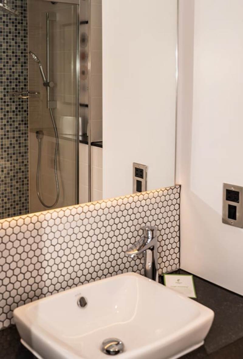 standard-room-bathroom-holiday-inn-leicester-wigston.jpg