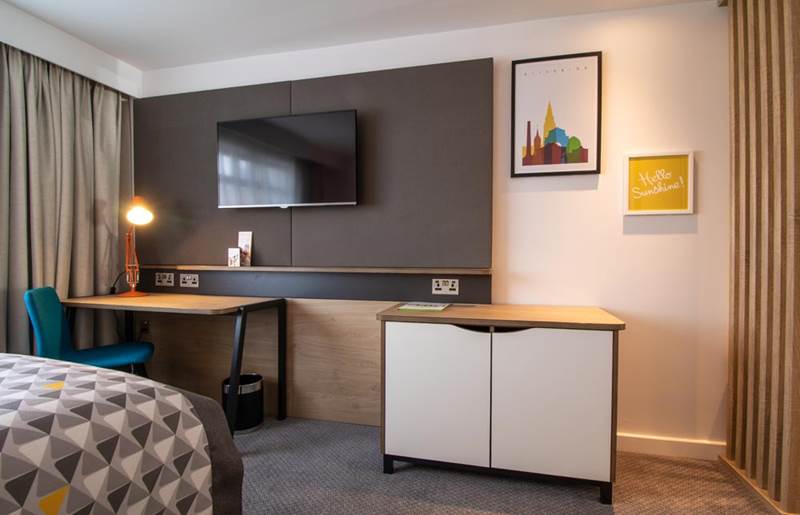 standard-bedroom-holiday-inn-leicester-wigston.jpg