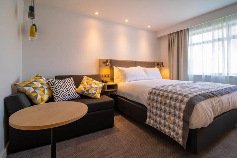 standard-bedroom-holiday-inn-leicester-wigston-hotel.jpg