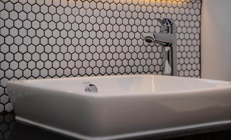 standard-room-bathroom-in-holiday-inn-leicester-wigston.jpg