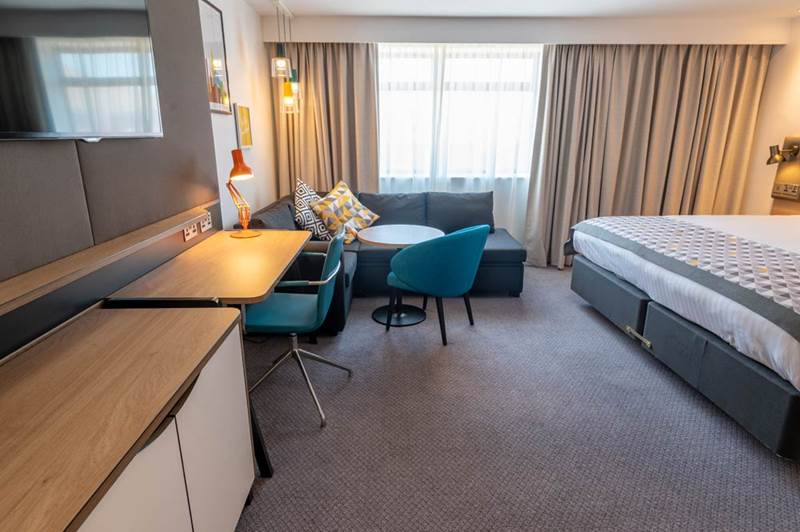 holiday-inn-leicester-wigston-hotel-executive-room-desk.jpg
