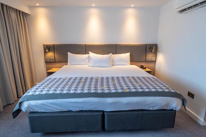 holiday-inn-leicester-wigston-hotel-double-bedroom.jpg
