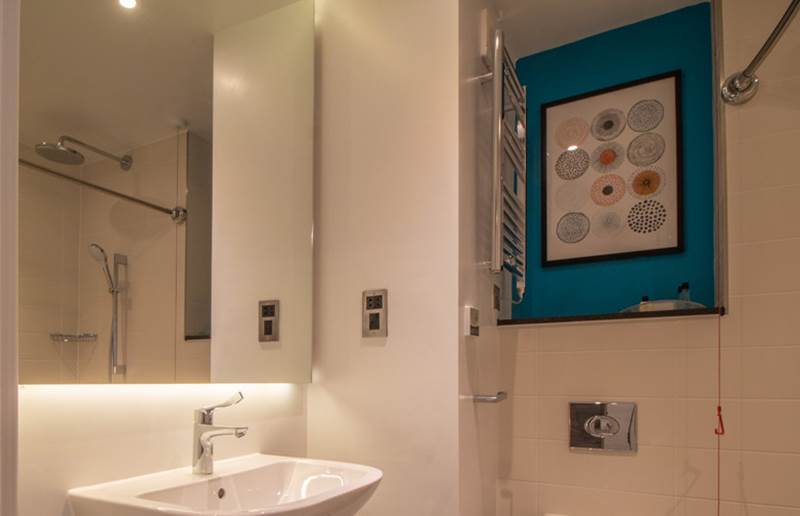 executive-room-bathroom-holiday-inn-leicester-wigston.jpg