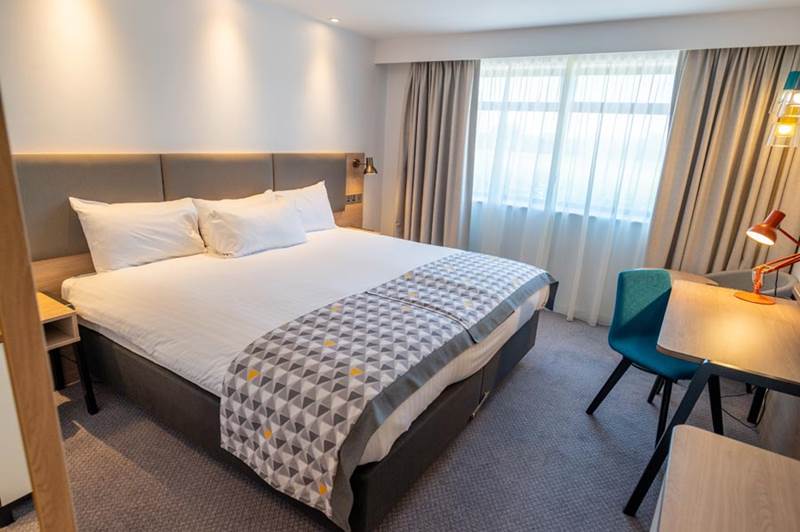 family-room-desk-holiday-inn-leicester-wigston-hotel.jpg