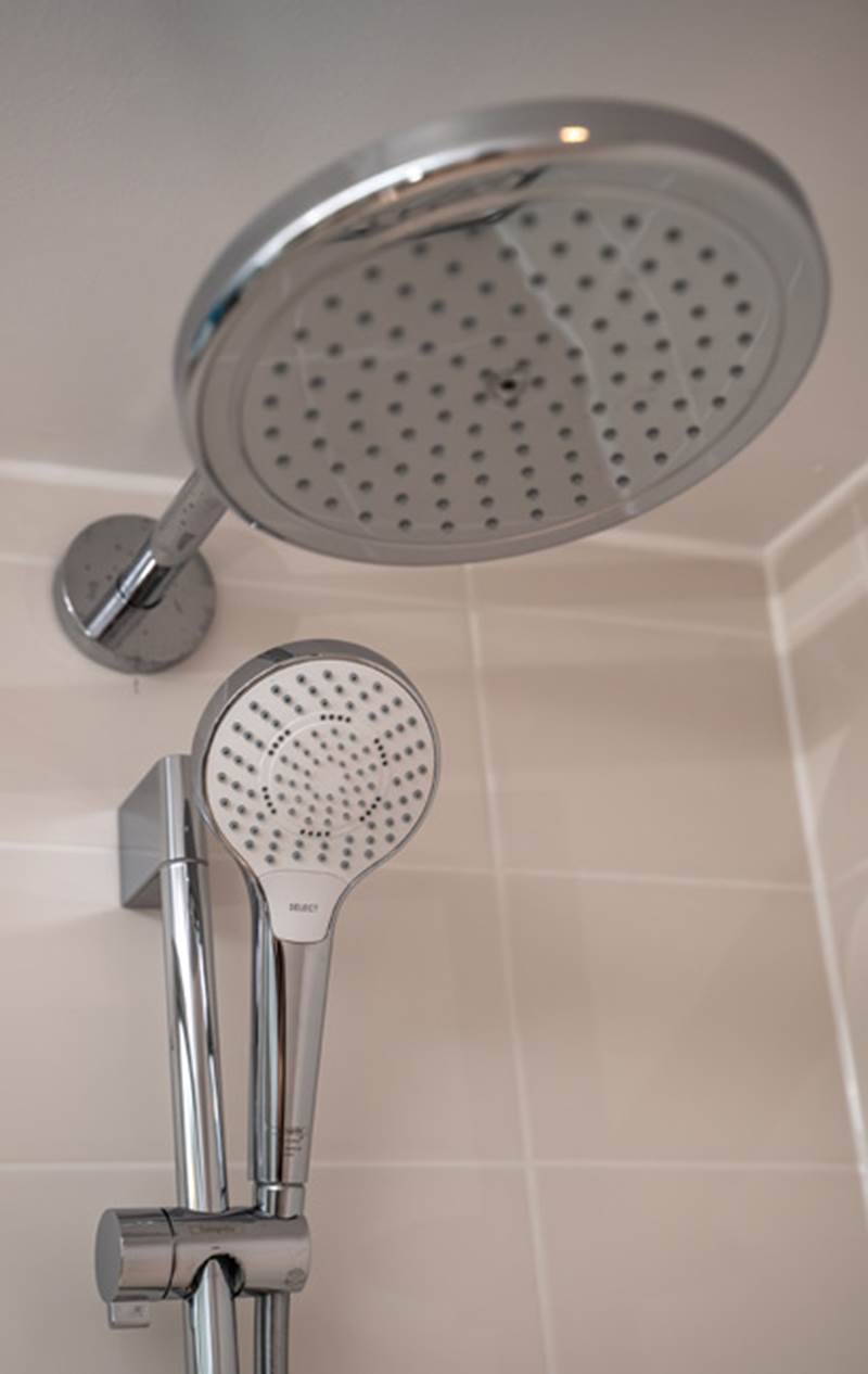 holiday-inn-leicester-wigston-bathroom-shower.jpg