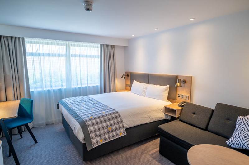 holiday-inn-leicester-wigston-double-bedroom-view.jpg