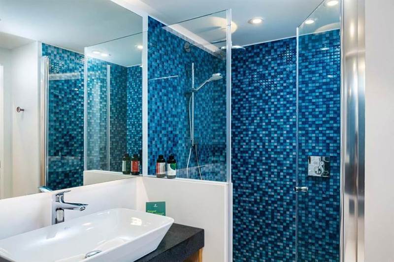 holiday-inn-leicester-wigston-hotel-bathroom.jpg (1)