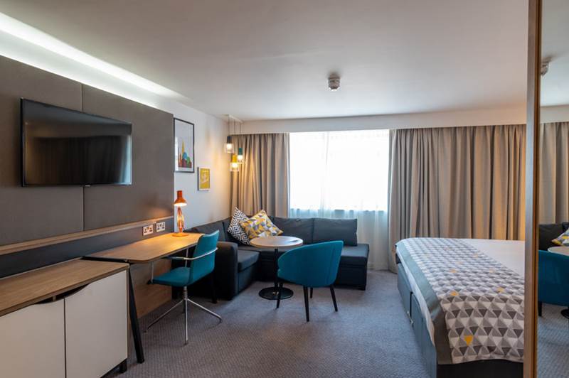 holiday-inn-leicester-wigston-hotel-executive-bedroom-desk.jpg