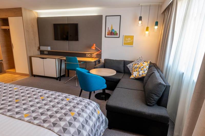 holiday-inn-leicester-wigston-hotel-executive-bedroom-seating-area.jpg