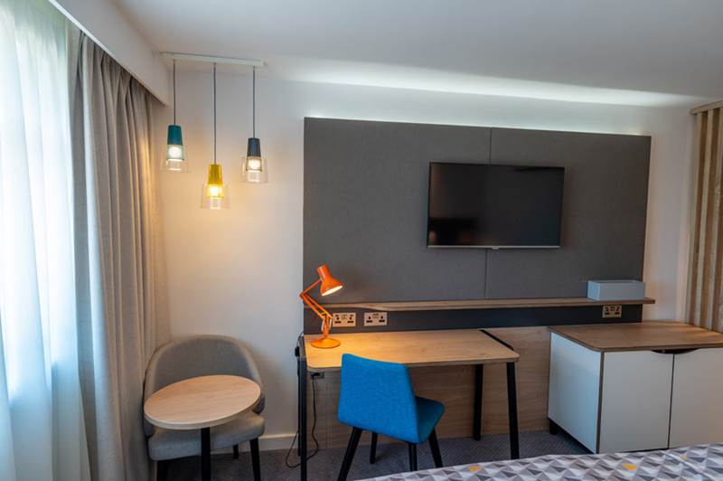 holiday-inn-leicester-wigston-hotel-family-bedroom-desk.jpg