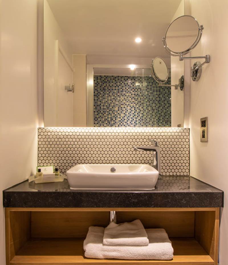 holiday-inn-leicester-wigston-hotel-standard-room-bathroom.jpg