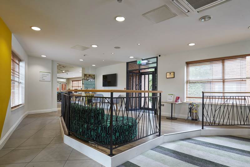 holiday-inn-leicester-wigston-reception.jpg (2)