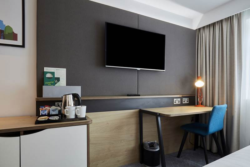 holiday-inn-leicester-family-room-desk.jpg