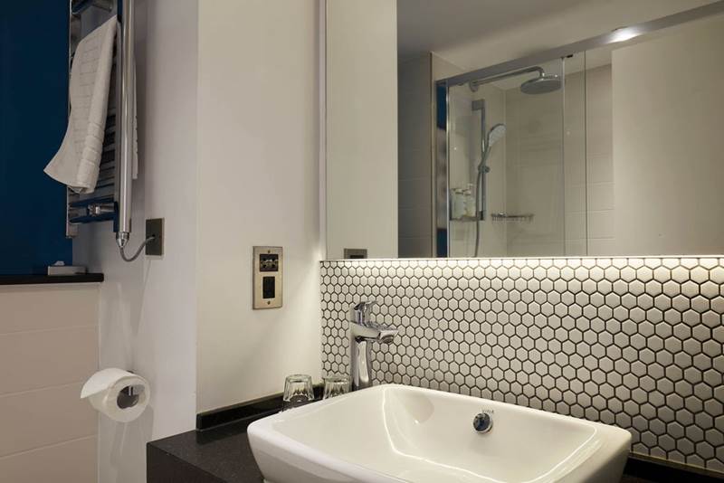 holiday-inn-leicester-family-bathroom.jpg
