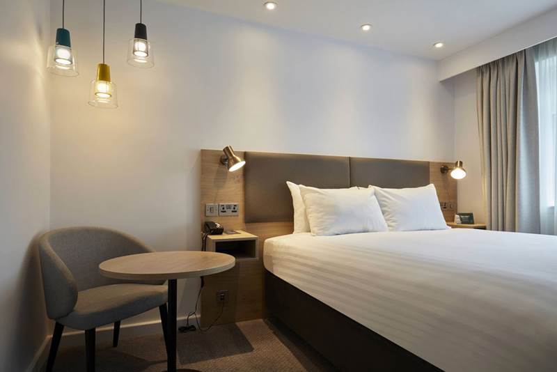 holiday-inn-leicester-wigston-hotel-queen-bedroom.jpg