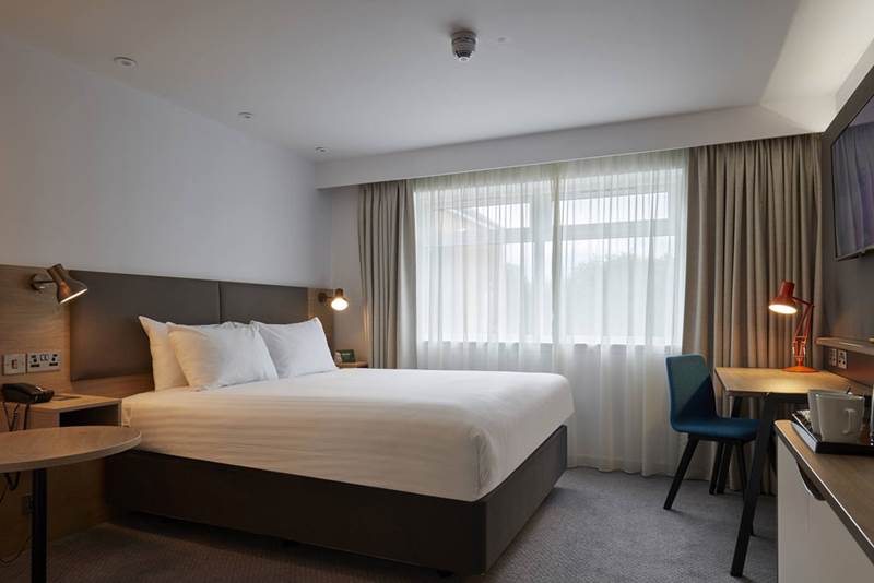 holiday-inn-leicester-wigston-hotel-queen-bedroom-view.jpg