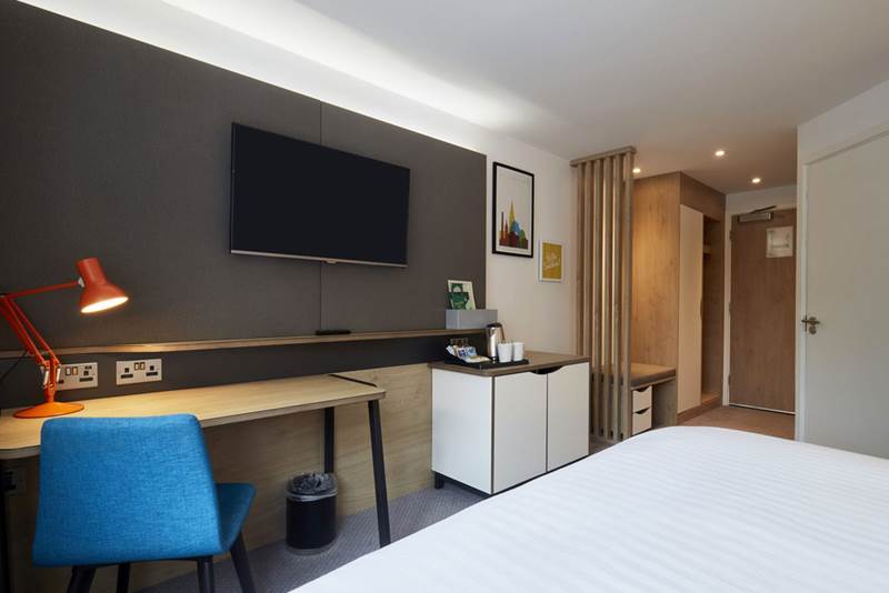 holiday-inn-leicester-wigston-hotel-queen-bedroom-desk.jpg