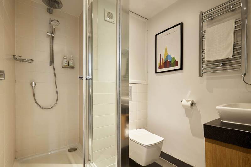 holiday-inn-leicester-queen-bathroom.jpg