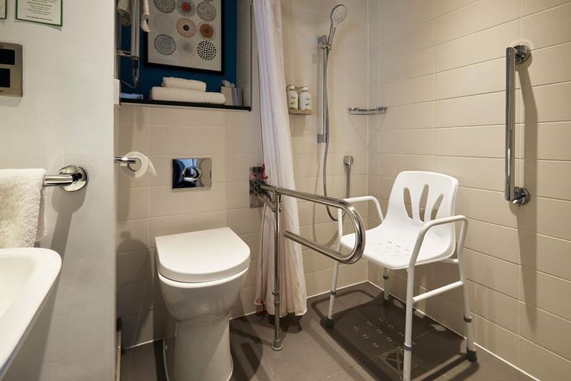 holiday-inn-leicester-wigston-accessible-bathroom.jpg