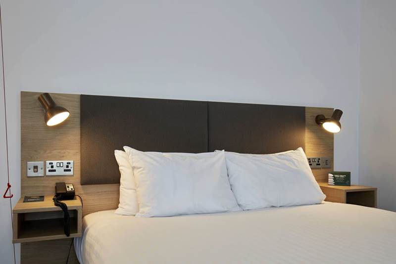 holiday-inn-leicester-wigston-accessible-bed.jpg