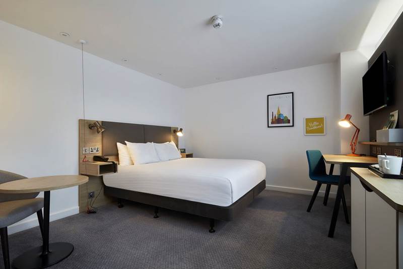 holiday-inn-leicester-wigston-accessible-bedroom.jpg