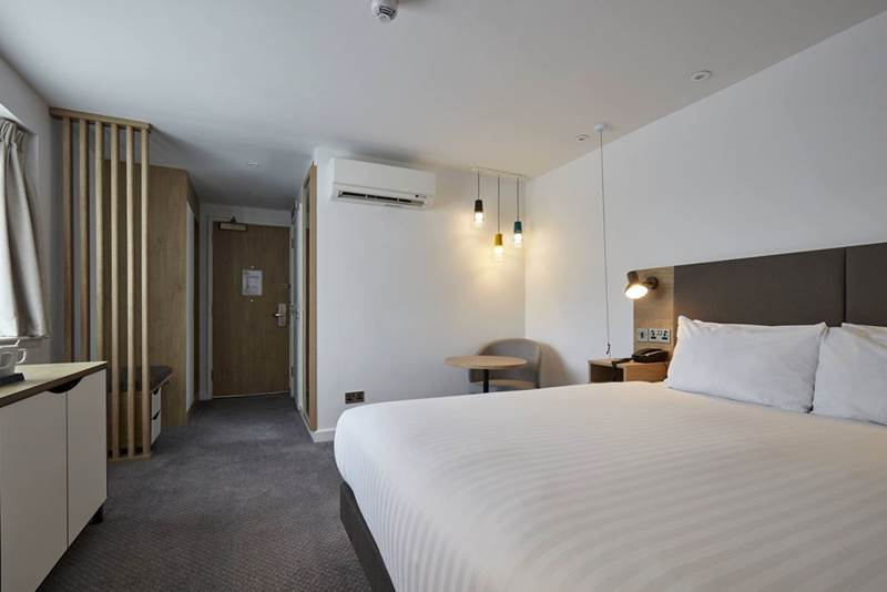 holiday-inn-leicester-wigston-accessible-room.jpg