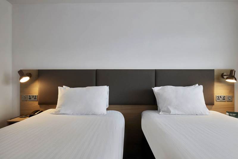 holiday-inn-leicester-hotel-twin-bed.jpg