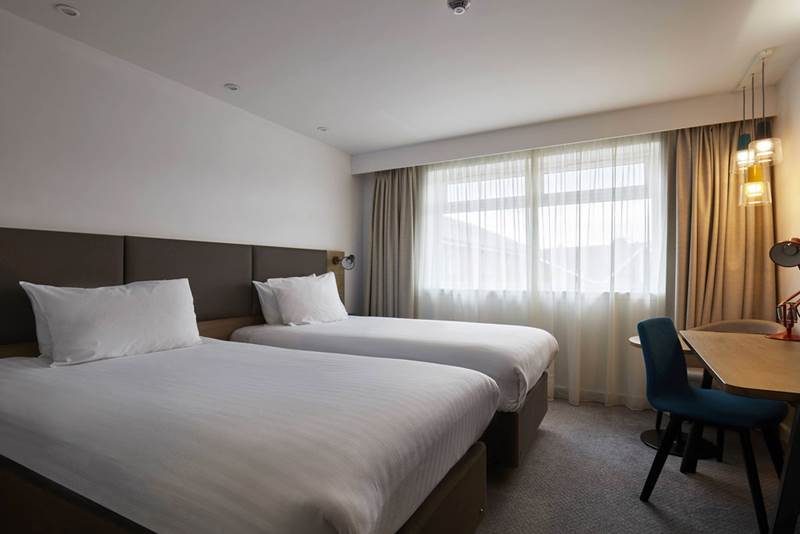 holiday-inn-leicester-hotel-twin-bedroom.jpg