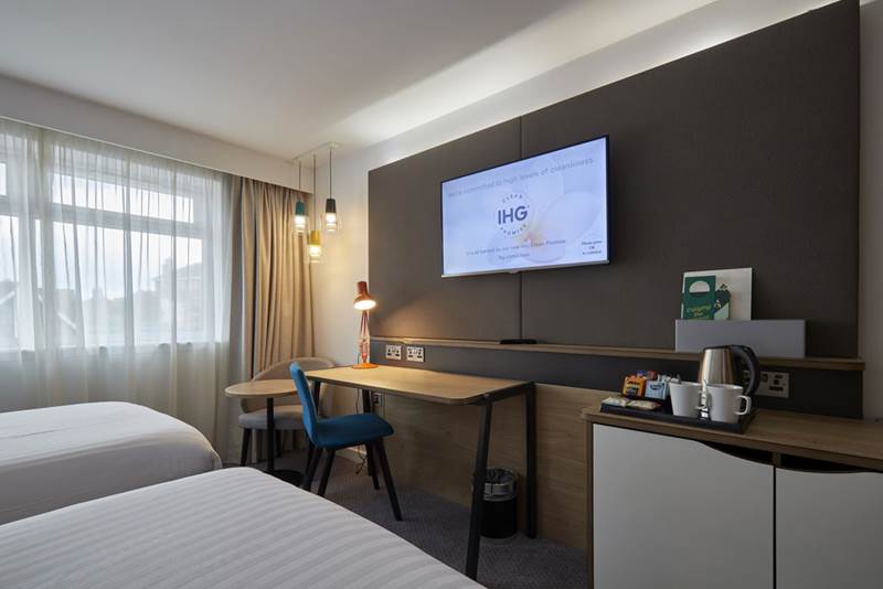 holiday-inn-leicester-hotel-twin-room-desk.jpg
