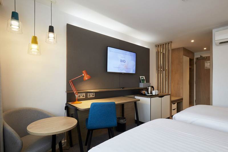 holiday-inn-leicester-twin-room-desk.jpg