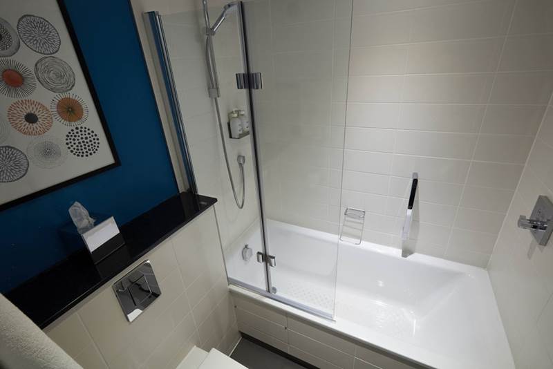 holiday-inn-leicester-wigston-king-bathroom.jpg