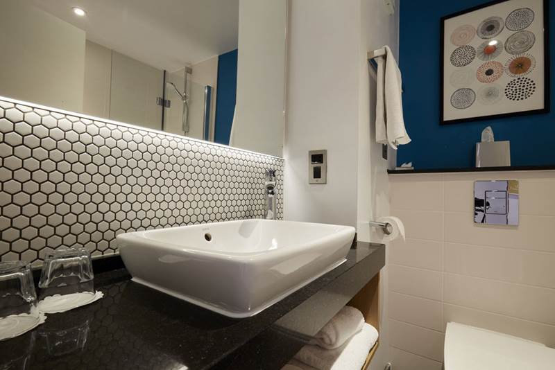 holiday-inn-leicester-wigston-king-bathroom-sink.jpg