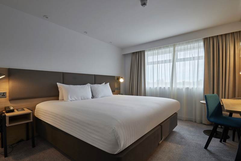 holiday-inn-leicester-wigston-king-bedroom.jpg
