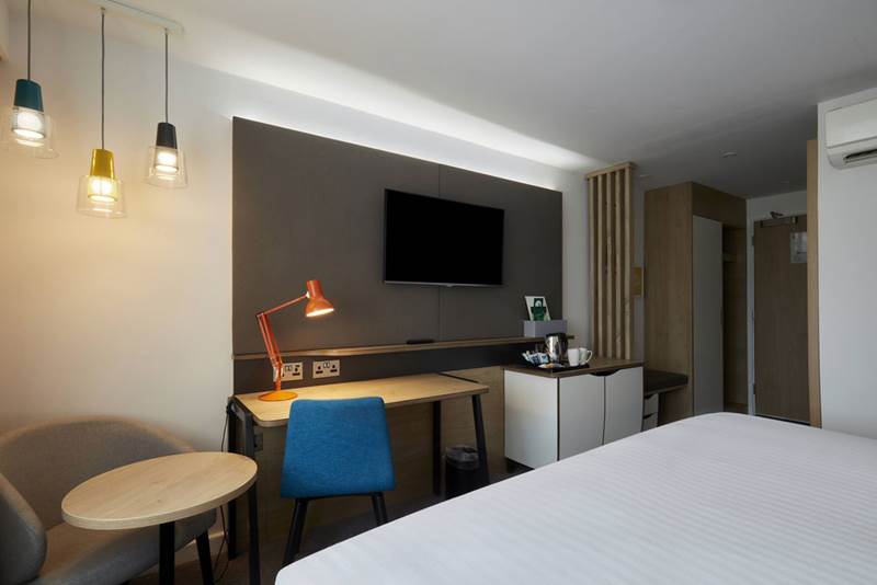 holiday-inn-leicester-wigston-king-bedroom-desk.jpg