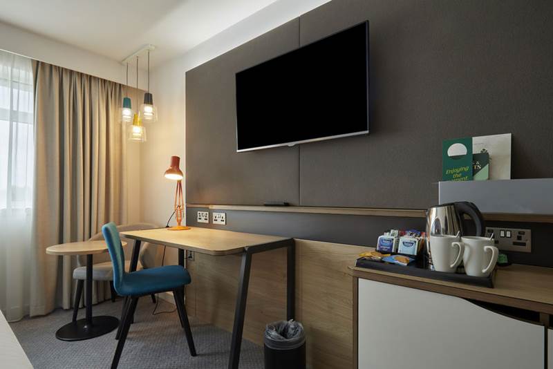 holiday-inn-leicester-wigston-king-room-desk.jpg