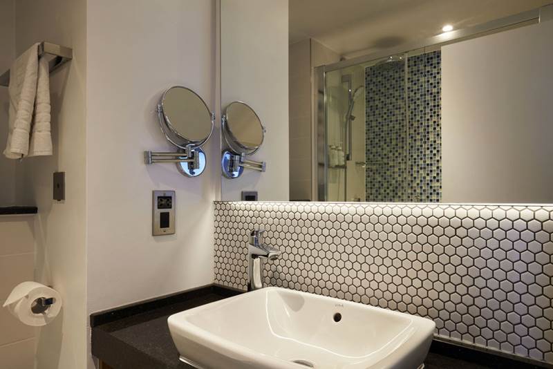 holiday-inn-leicester-wigston-premium-bathroom-sink.jpg