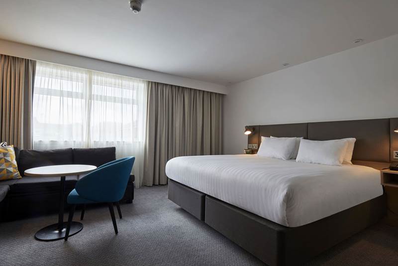 holiday-inn-leicester-wigston-premium-bedroom.jpg (2)