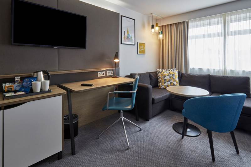 holiday-inn-leicester-wigston-premium-room-desk.jpg