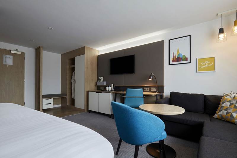 holiday-inn-leicester-wigston-premium-room-desk-and-wardrobe.jpg
