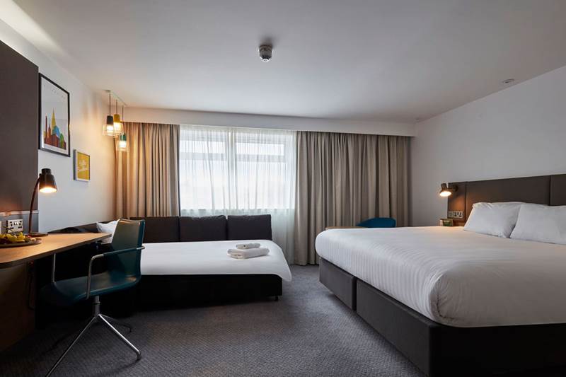 holiday-inn-leicester-wigston-premium-bedroom-with-cot.jpg