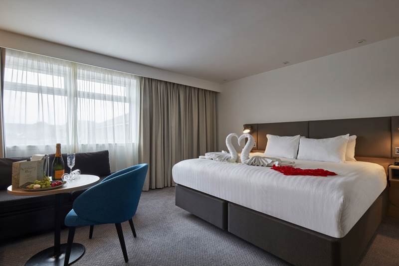holiday-inn-leicester-wigston-premium-bedroom-with-decoration.jpg