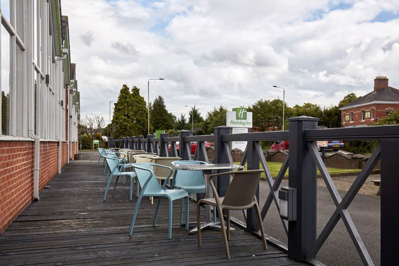 bella-italia-wigston-outdoor-seating-area.jpg