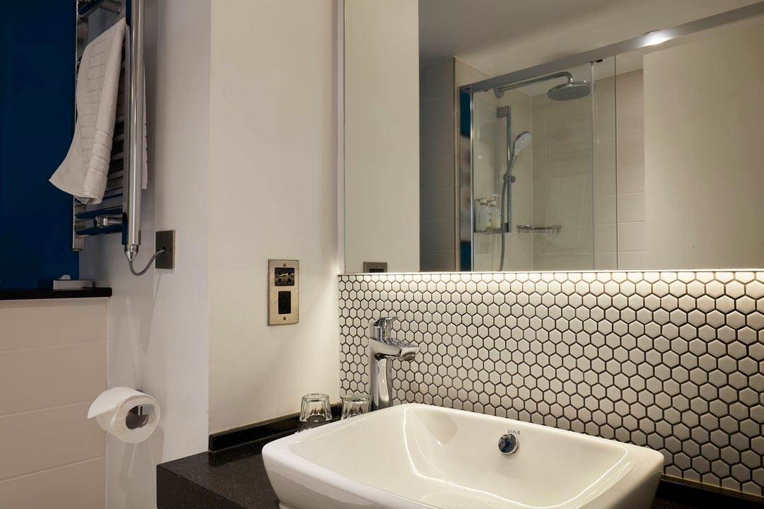 Family Rooms in Leicester holiday-inn-leicester-wigston-family-bathroom-sink.jpg