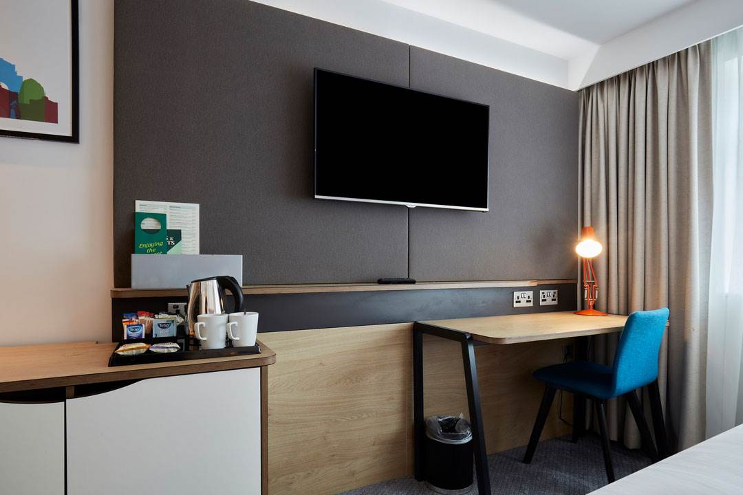 Family Rooms in Leicester holiday-inn-leicester-wigston-family-room-desk.jpg